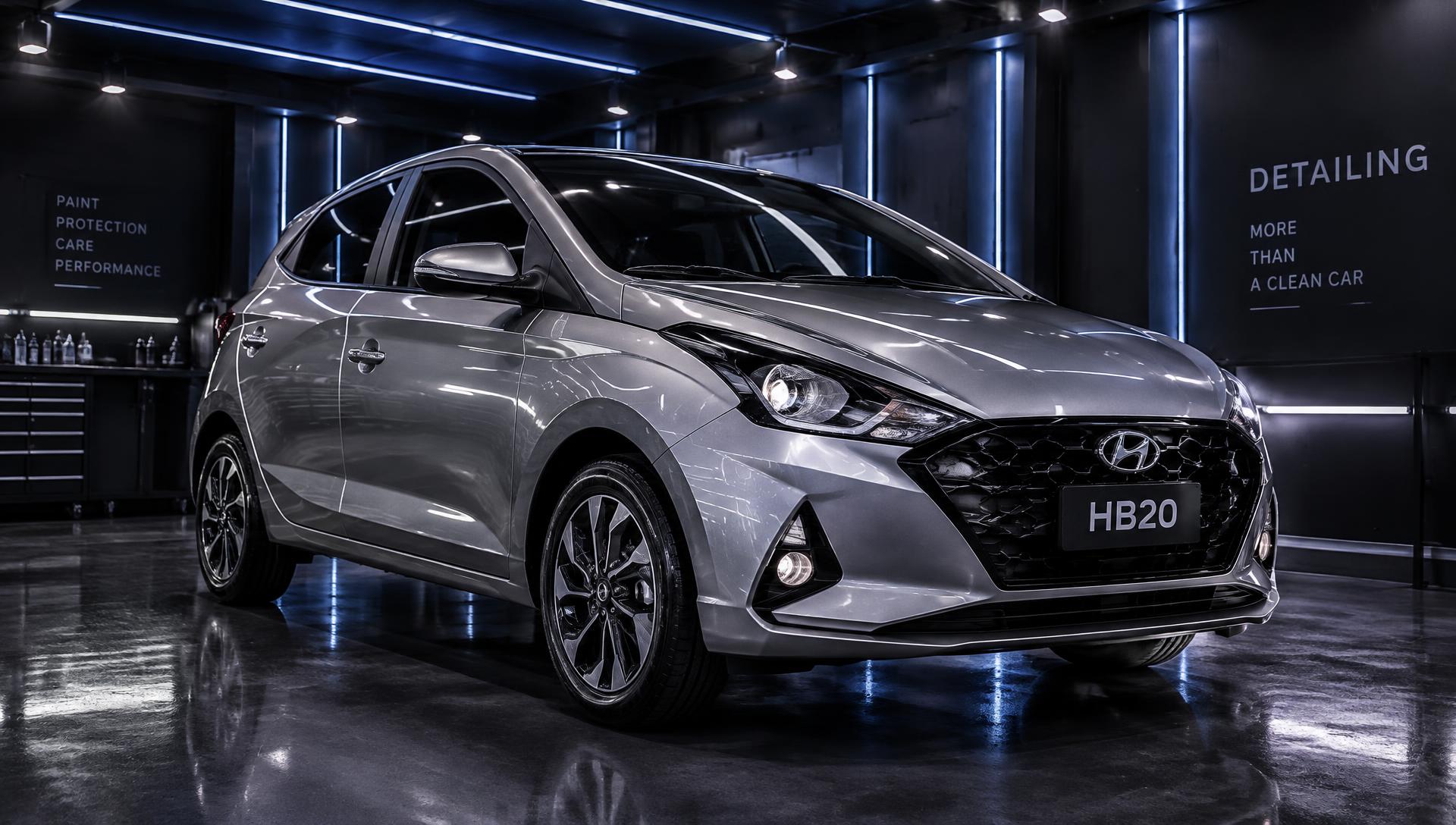 Carro esportivo preto em estúdio de estética automotiva com iluminação índigo
